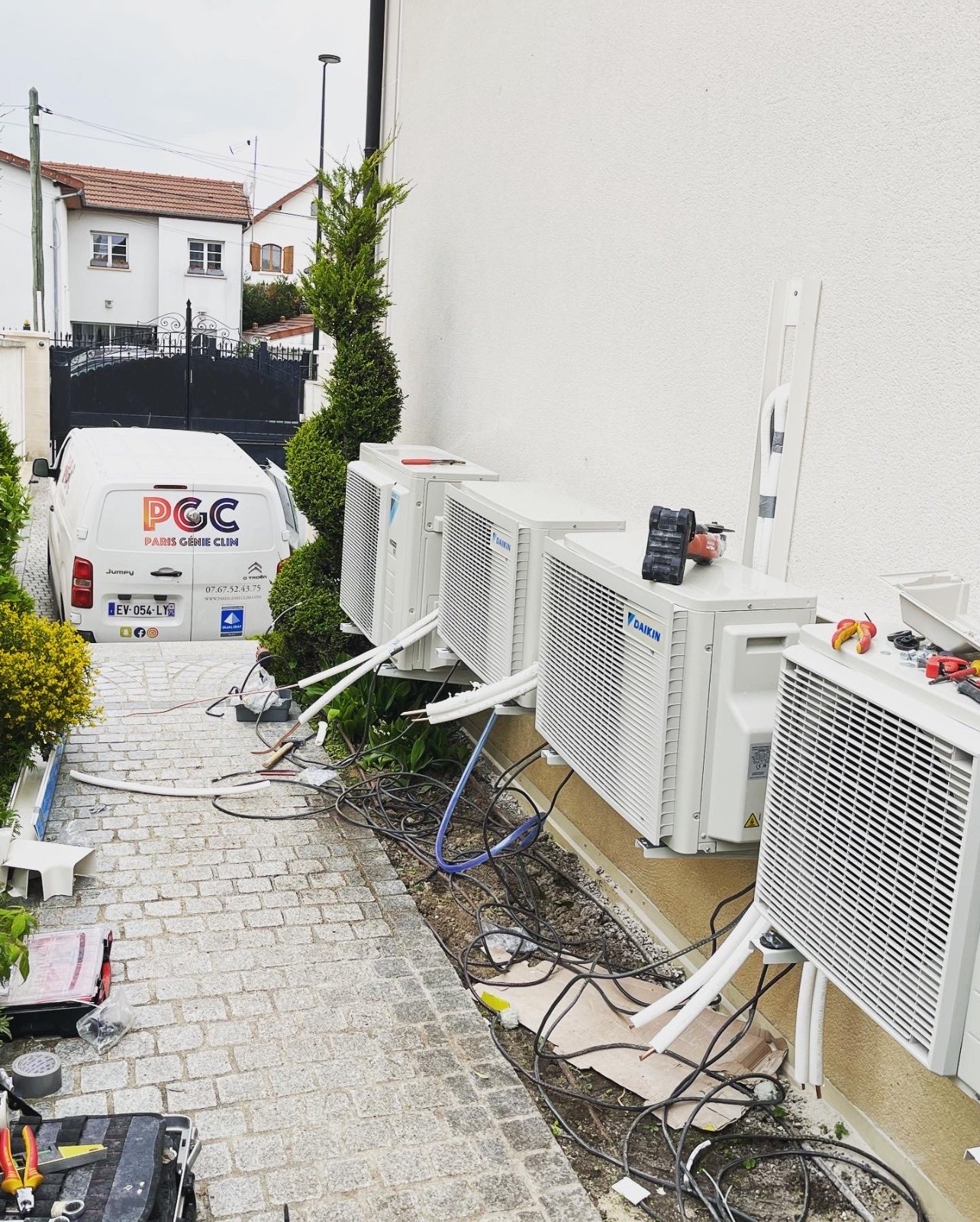 Groupes extérieurs Daikin alignés en pied de façade, illustrant l'implantation extérieure d'une installation résidentielle.