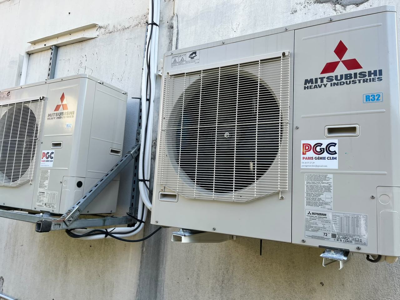 Deux groupes extérieurs Mitsubishi Heavy Industries fixés en façade sur consoles murales, habillage et cheminements soignés.