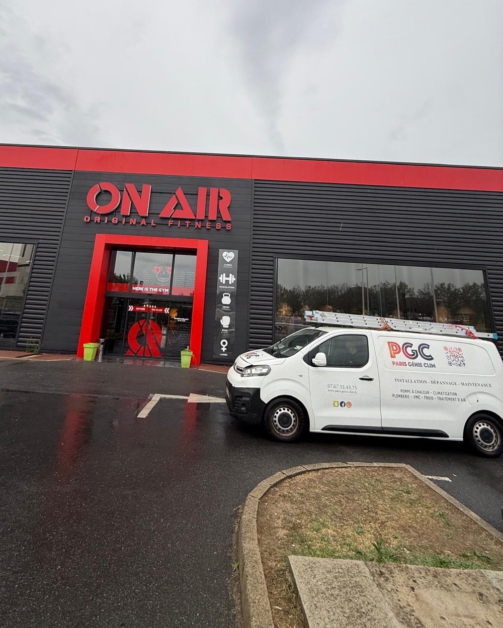 Véhicule d'intervention Paris Génie Clim stationné devant l'entrée du club On Air Fitness.