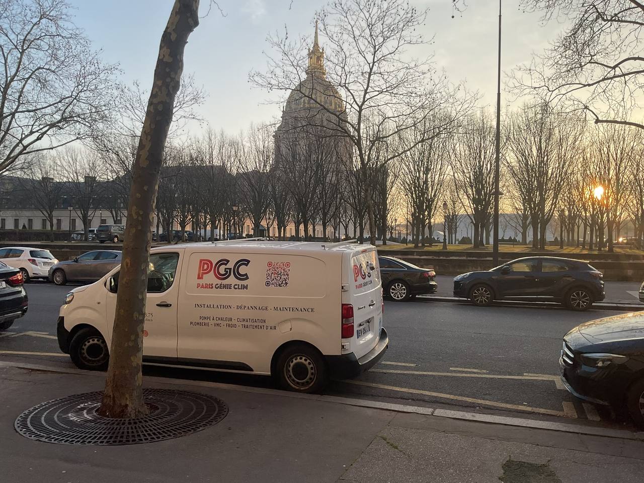 Véhicule d'intervention Paris Génie Clim stationné sur une avenue parisienne au coucher du soleil, dôme des Invalides en arrière-plan.