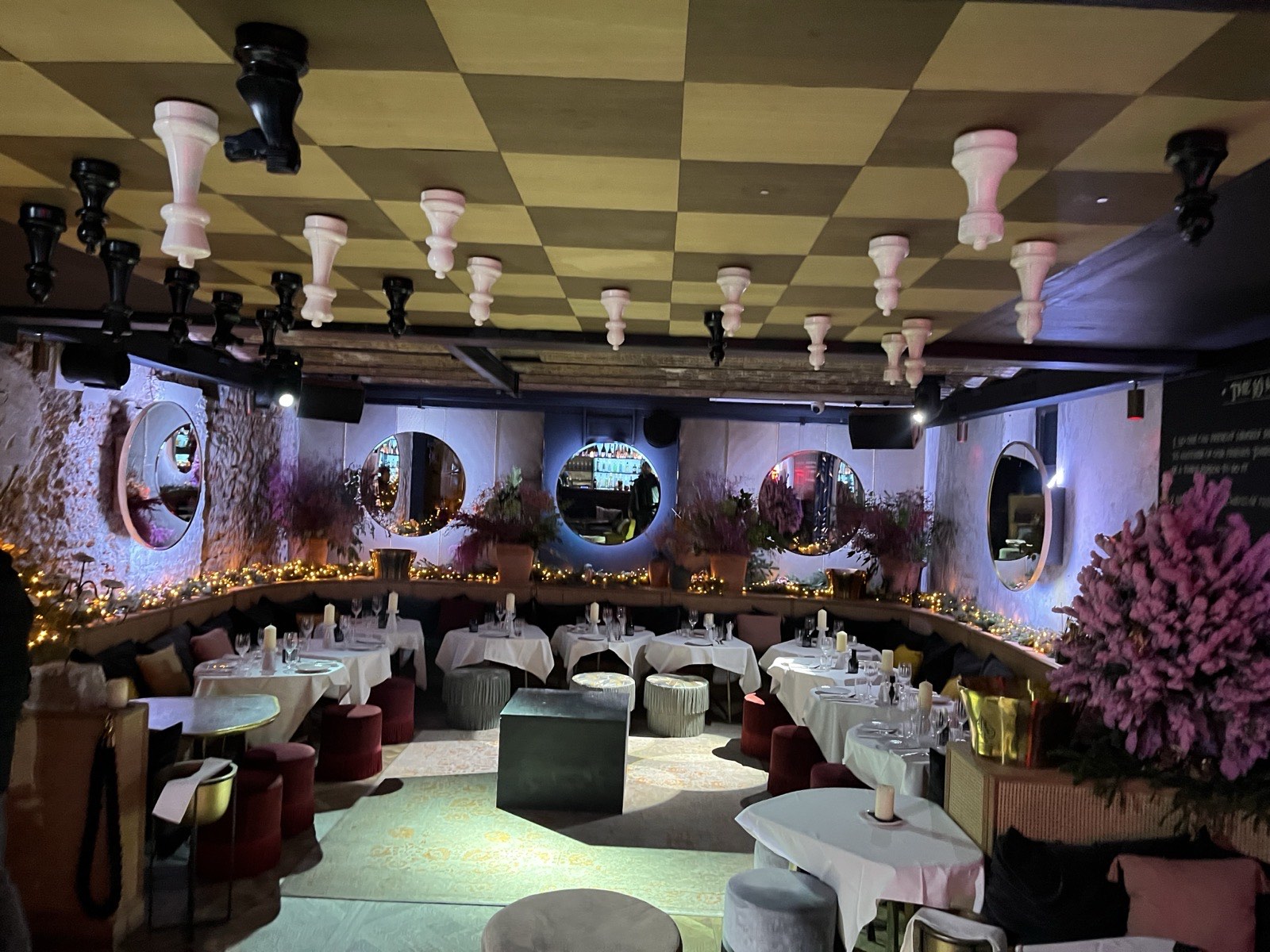 Salle du restaurant Verde à Paris 8ᵉ, tables dressées sous un éclairage tamisé.